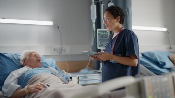 Hospital Ward Paciente viejo Descanso en cama Enfermera hace chequeo — Vídeos de Stock