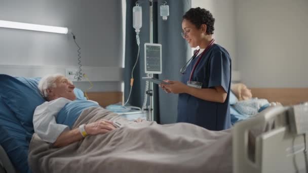 Hospital Ward Old Patient Resting in Bed Nurse does Checkup — Stock Video