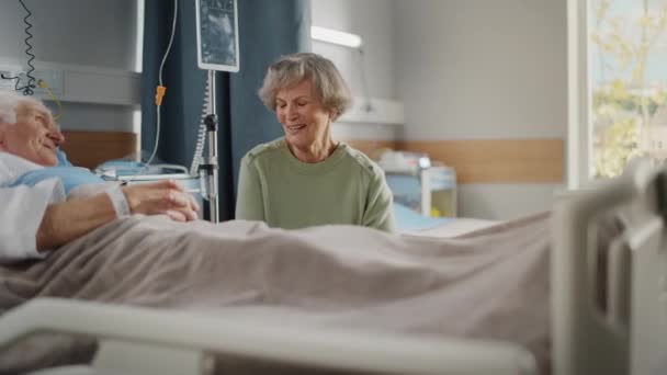 Vieux mari de quartier d'hôpital dans la visite de femme de lit — Video