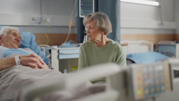 Nemocniční oddělení Starý manžel v posteli Manželka Návštěva — Stock video
