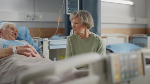 Vieux mari de quartier d'hôpital dans la visite de femme de lit — Video