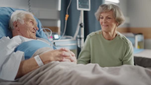 Hospital Ward Старий Чоловік В Ліжко Дружина Visiting — стокове відео