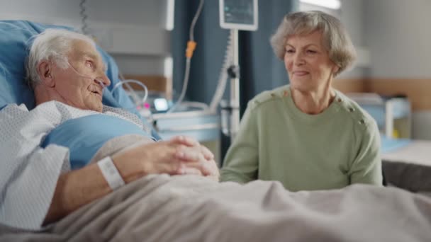 Hospital Ward Viejo Esposo en la Cama Esposa Visitando — Vídeo de stock