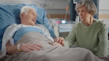 Hastane Koğuşu Yataktaki Yaşlı Koca Ziyaret Ediyor