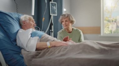 Hastane Koğuşu Yataktaki Yaşlı Koca Ziyaret Ediyor