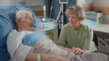 Hastane Koğuşu Yataktaki Yaşlı Koca Ziyaret Ediyor