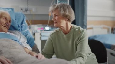 Hastane Koğuşu Yataktaki Yaşlı Koca Ziyaret Ediyor