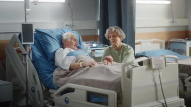 Hastane koğuşundaki yaşlı koca karısına ziyarette bulundu.