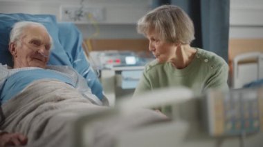 Hastane koğuşundaki yaşlı koca karısına ziyarette bulundu.