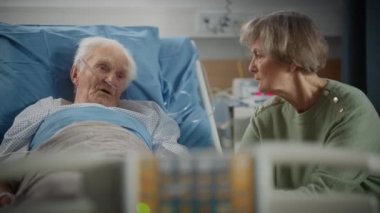 Hastane koğuşundaki yaşlı koca karısına ziyarette bulundu.