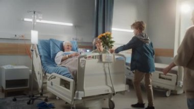 Yataktaki Aile Ziyareti Hastanesi Büyükbabası