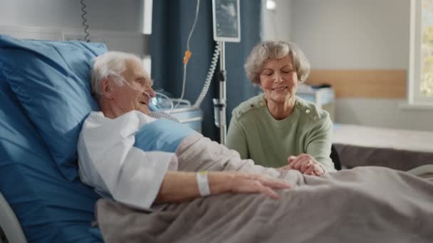 Hospital Ward Viejo Esposo en la Cama Esposa Visitando — Vídeos de Stock