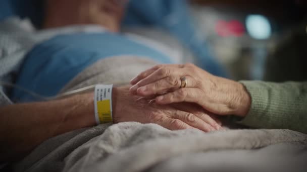 Hospital Ward Old Husband en la cama habla con la esposa que visita la celebración de las manos — Vídeos de Stock