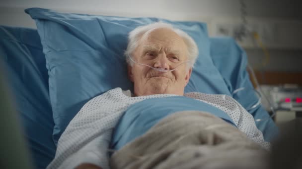 病院病棟ベッドの老人の肖像 — ストック動画