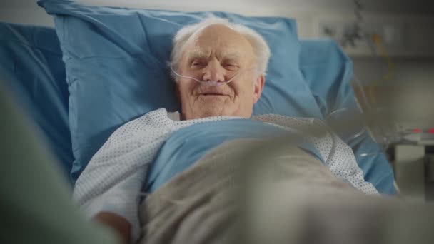 Hospital Ward Retrato del anciano en la cama — Vídeo de stock