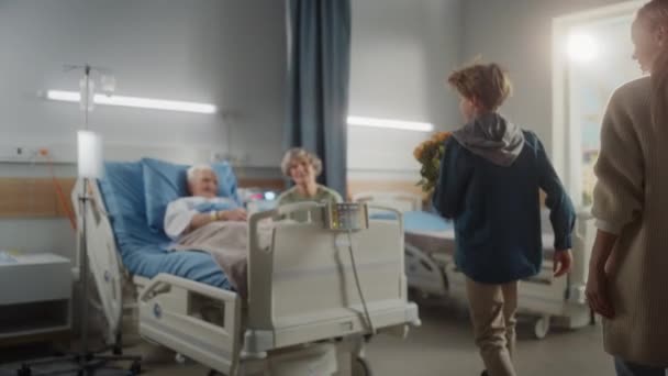 Ziekenhuisafdeling Grootvader in bed Familie op bezoek — Stockvideo
