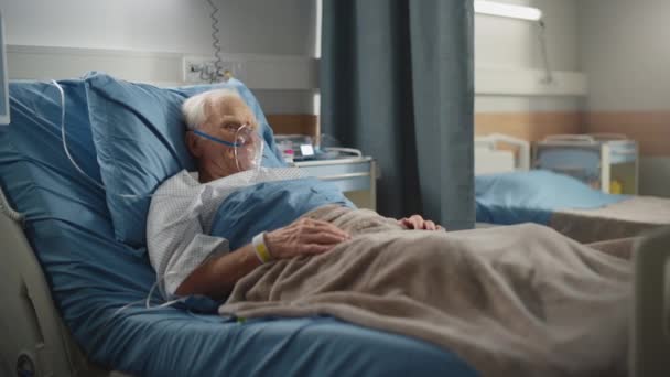 Hospital Ward Anciano con máscara de oxígeno en la cama — Vídeo de stock