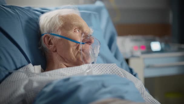 Hospital Ward Old Man vestindo máscara de oxigênio na cama — Vídeo de Stock