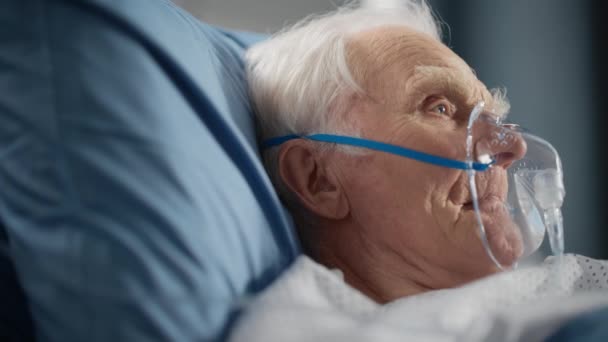 Sjukhus Ward Old Man bär syre mask i sängen porträtt — Stockvideo