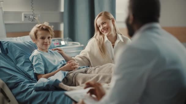 Szpital Oddział Młody Chłopiec w łóżku Matka Odwiedzający Lekarz Doradztwo — Wideo stockowe