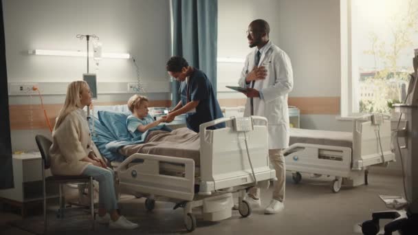 Hospital Ward jovem menino na cama mãe visitante médico consultoria — Vídeo de Stock