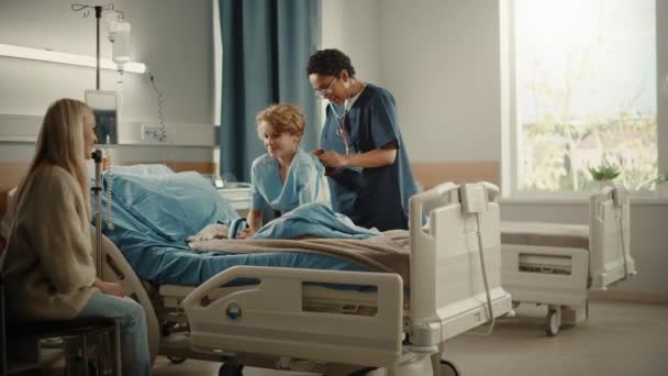 Krankenhausaufenthalt Kind im Bett Krankenschwester tut Checkup Mutter wartet — Stockvideo