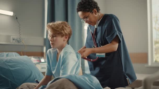 Kind auf Krankenhausstation im Bett: Krankenschwester macht Untersuchung — Stockvideo