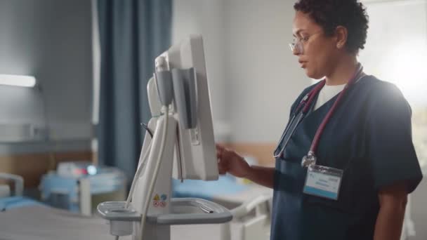 Hospital Ward Doctor Nurse uses Computer — Stock Video