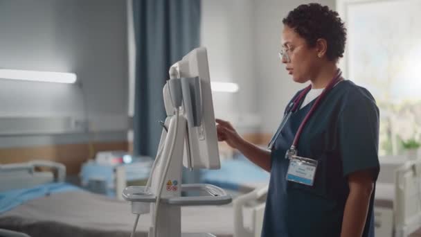 Kórház Ward Orvos nővér használ Computer