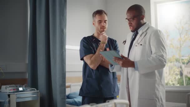 Разговор двух врачей в палате больницы — стоковое видео