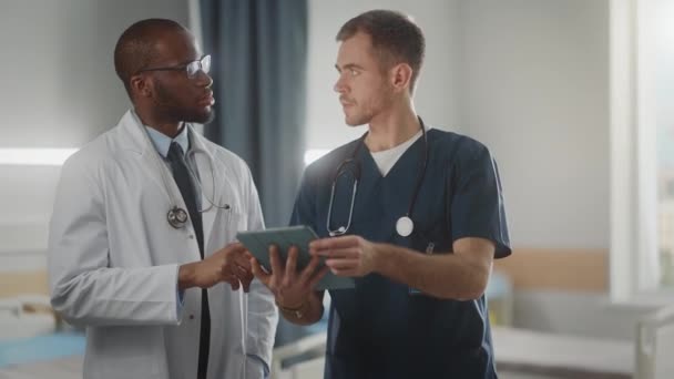 Auf der Krankenstation sprechen zwei Ärzte — Stockvideo