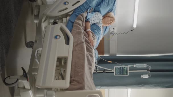 Paciente de sala de hospital de pantalla vertical en la cama — Vídeo de stock