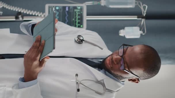 Médico de tela vertical com computador tablet digital — Vídeo de Stock