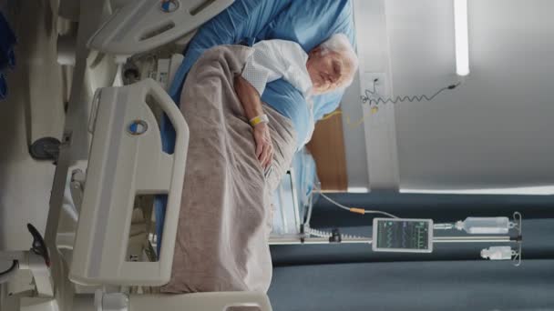 Vertical Screen Hospital Ward Old Patient in Bed — Stock video