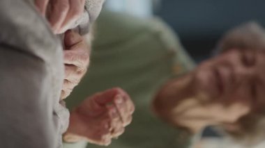 Dikey Ekran Hastanesi Koğuş Yatağı Hasta ve Eşi Tutuşan Eller