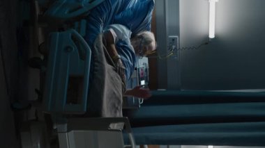 Dikey Ekran Hastanesi Koğuşu Yatak Oksijen Maskeli Yaşlı Hasta