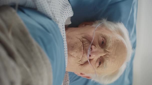 Enfermaria de hospital de tela vertical paciente velho na cama — Vídeo de Stock