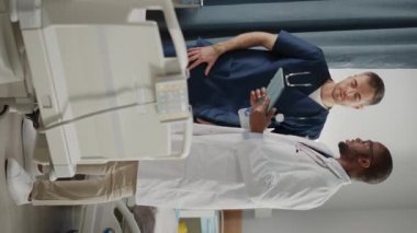 Dikey Ekran Hastanesi Koğuşu İki Doktor Konuşması