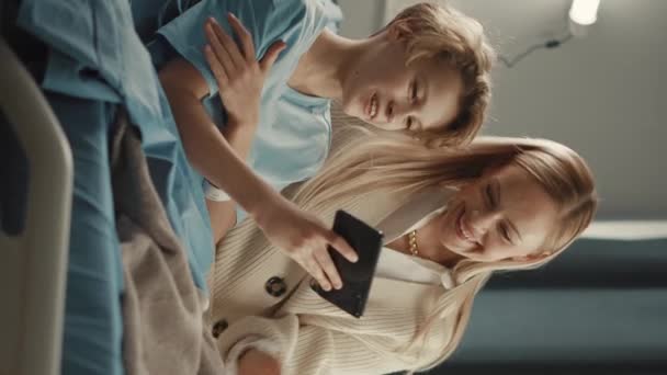 Vertical Screen Hospital Ward jovem menino na cama mostrando Smartphone para a mãe — Vídeo de Stock