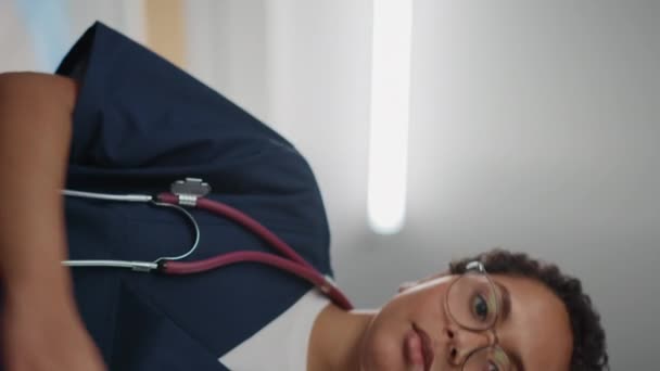 Портрет медсестры с вертикальным экраном — стоковое видео