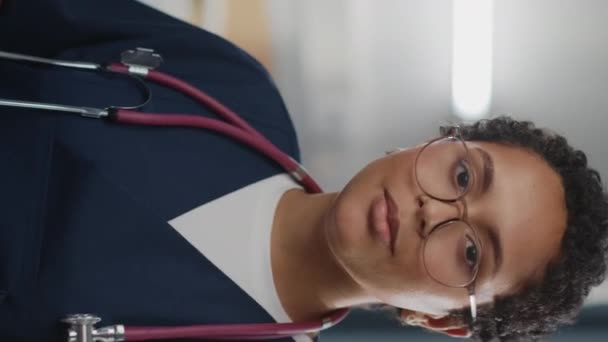 Verticale scherm arts verpleegkundige portret — Stockvideo