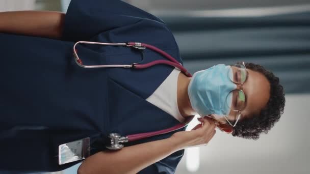 Портрет медсестры с вертикальным экраном — стоковое видео