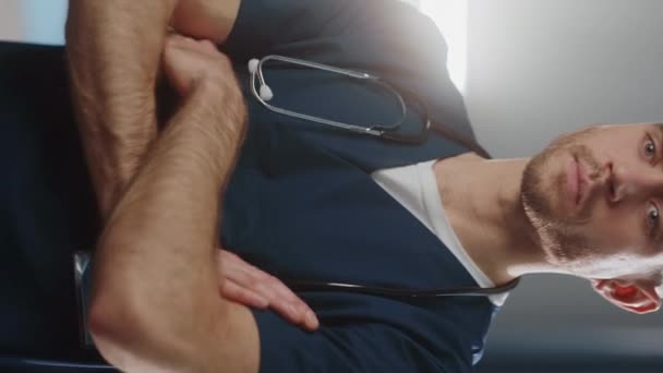 Портрет врача-медсестры в палате вертикального экрана — стоковое видео