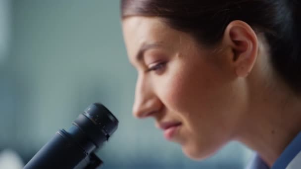 Macro Beeld Vrouwelijke Wetenschapper die Microscoop in Laboratorium gebruikt — Stockvideo