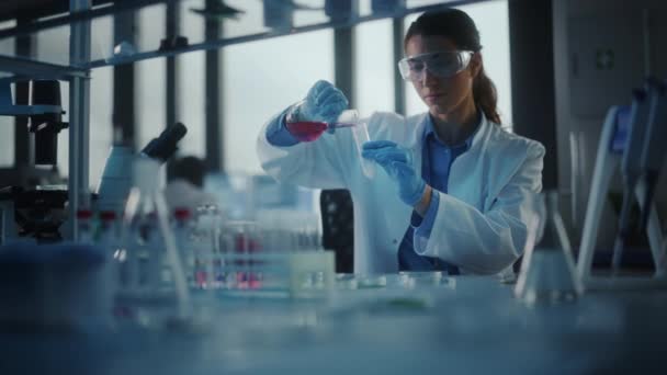 Cientista feminina que mistura produtos químicos no laboratório — Vídeo de Stock