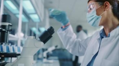 Yüz Maskesi Altındaki Kadın Bilimciyi Kapat Laboratuvarda Petri Çanağında Örneklere Bakıyor
