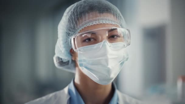 Zavřít portrét žena lékař v masce obličeje — Stock video