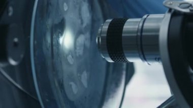 Dikey Görüntü Bilimadamı Petri Çanağını Mikroskoba Koydu