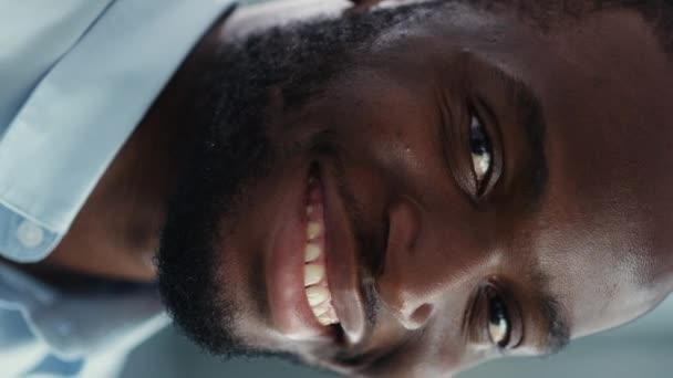 Retrato vertical Retrato Negro Hombre Doctor — Vídeos de Stock
