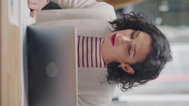 Vertical Footage Female Manager arbeitet im Kreativbüro am Laptop — Stockvideo